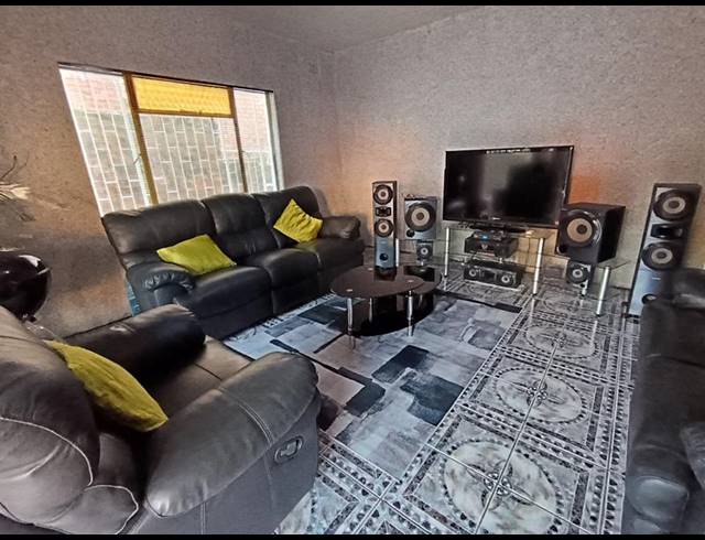 6 BEDROOM HOUSE FOR SALE IN NORTHDALE